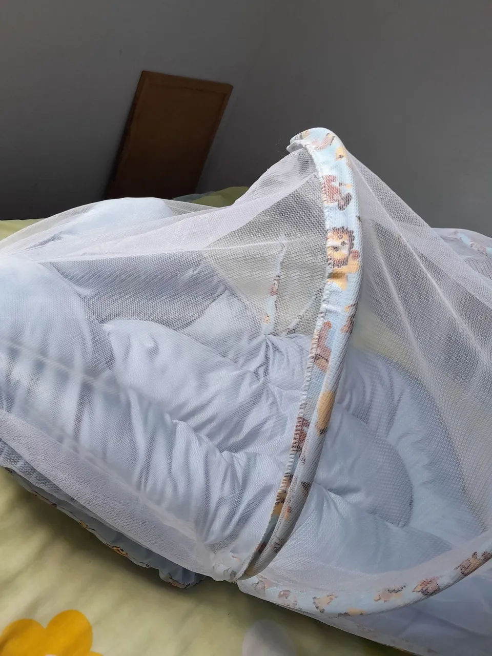 Berço portátil com mosquiteiro