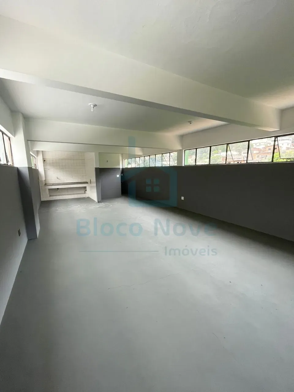 Sala Comercial com copa e banheiro para aluguel com 60m² em Itaipava - Petrópolis - RJ