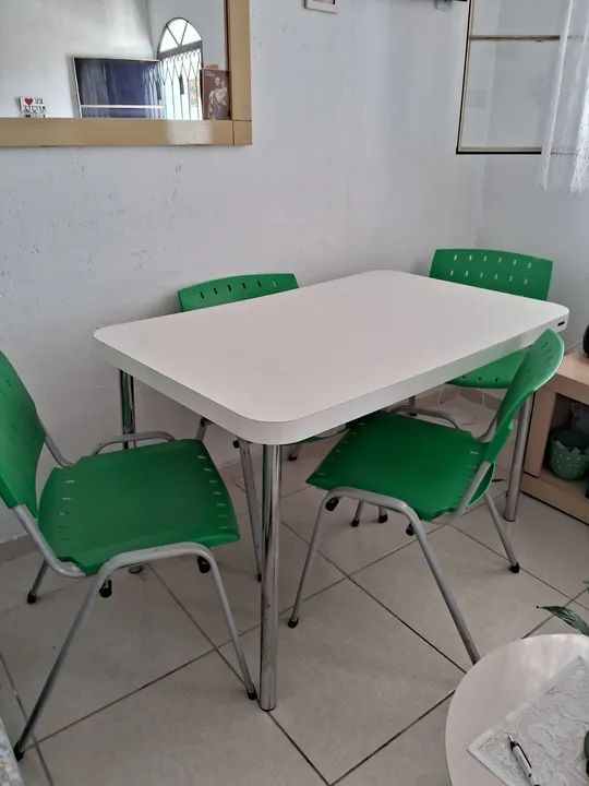 Mesa de jantar com 4 cadeiras