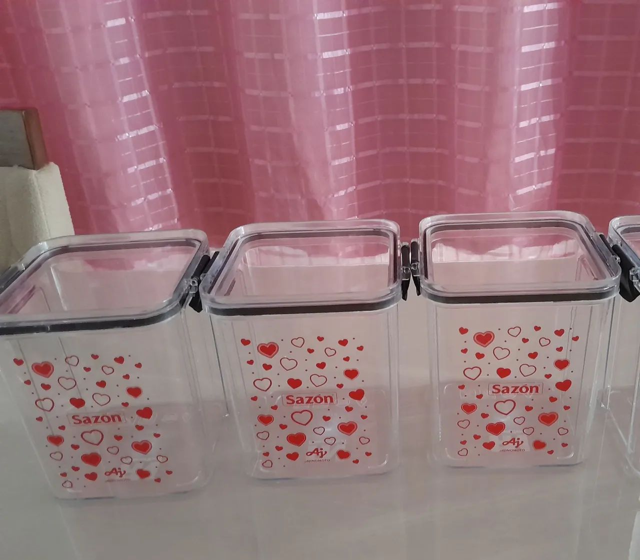 Conjunto com três potes 