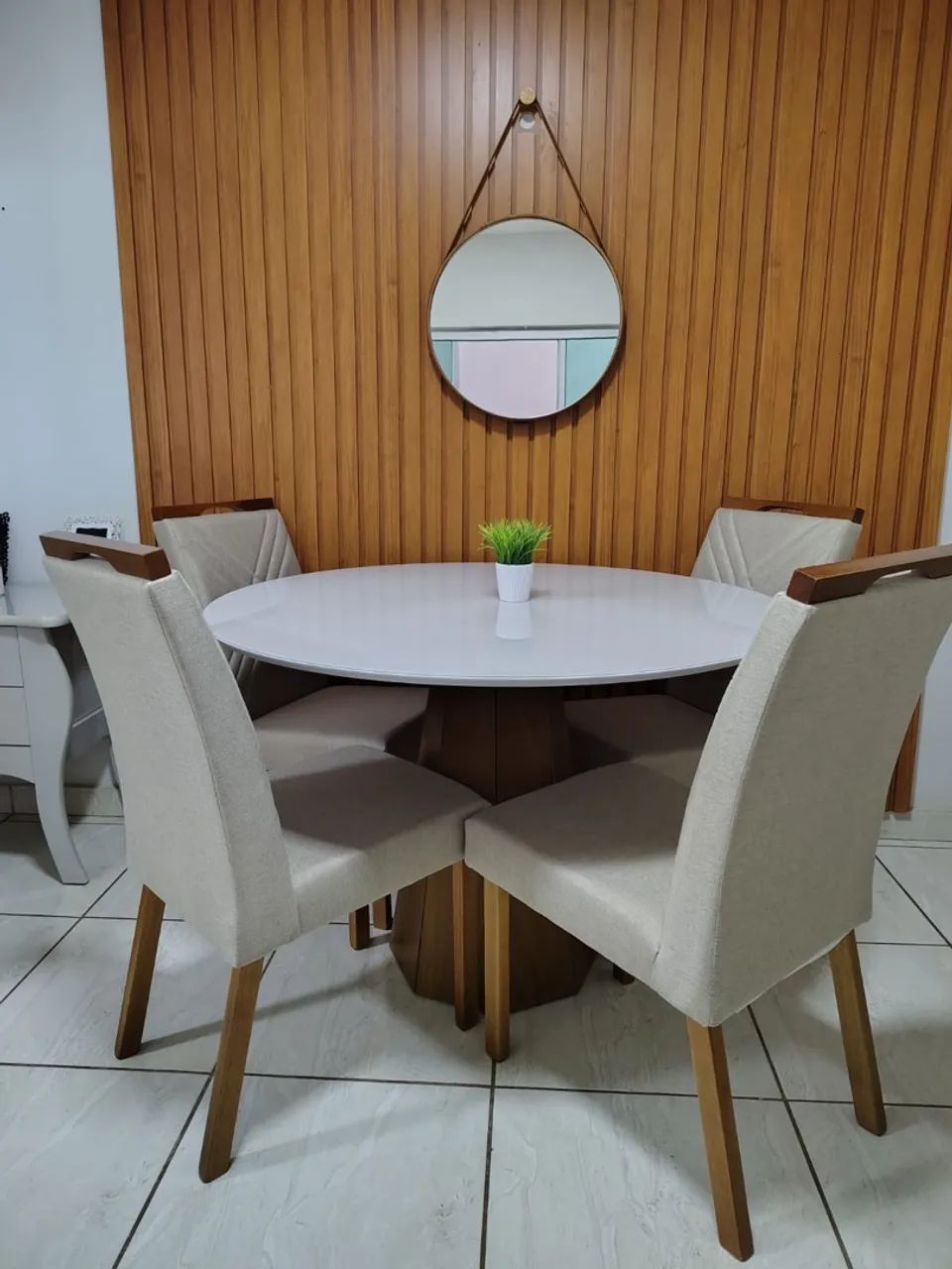 Mesa de Jantar Redonda com 4 Cadeiras Elegantes - Foto 2