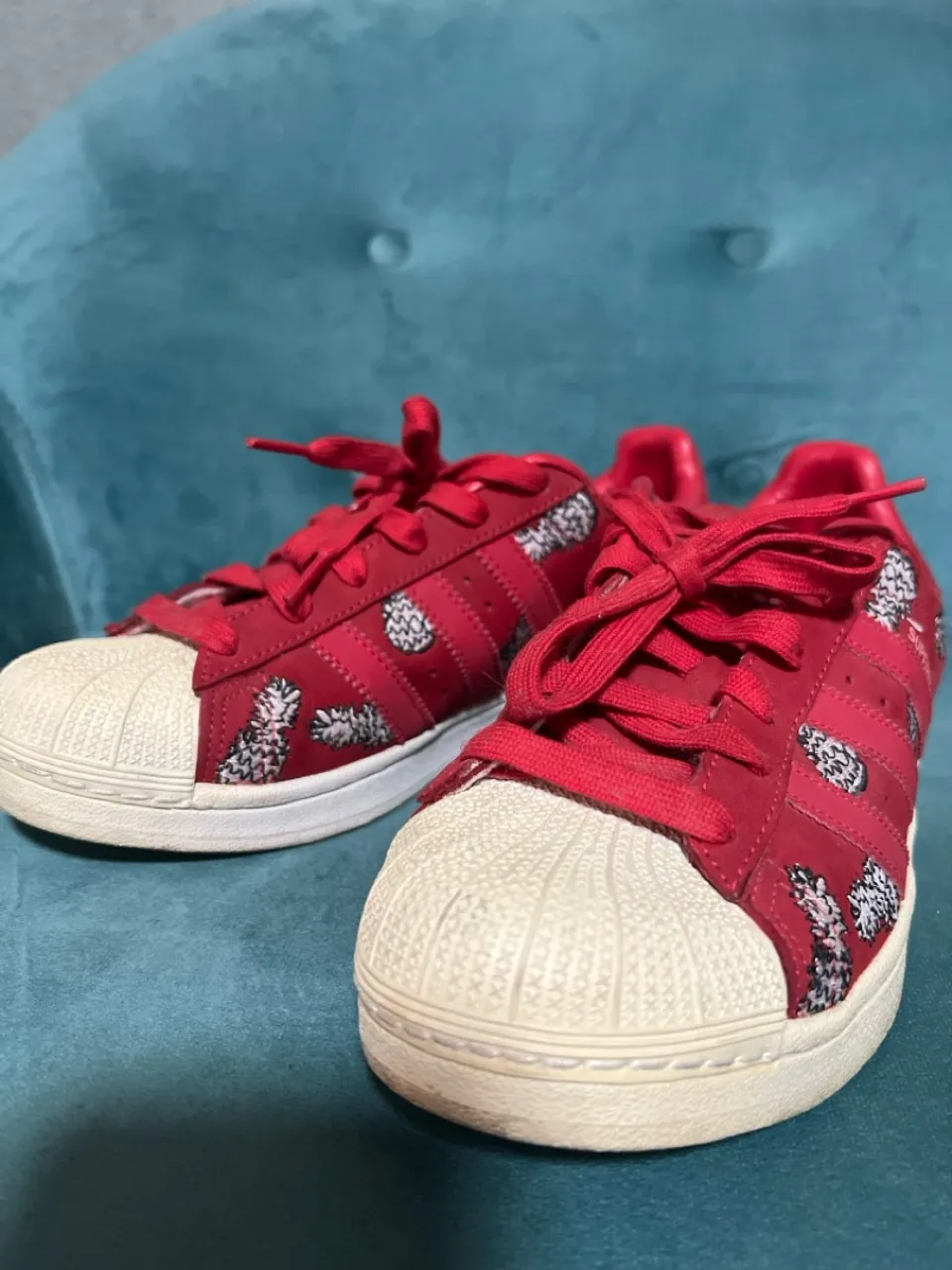 Tênis Adidas Superstar Vermelho com Estampa de Abacaxi