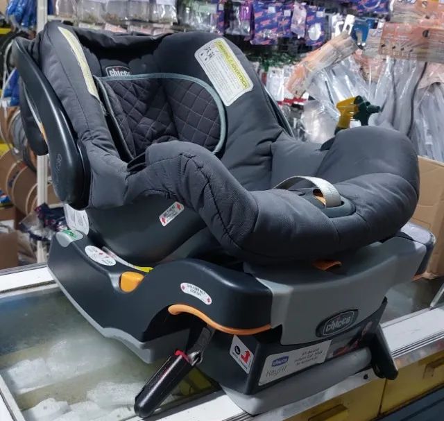 Conjunto carrinho + bebê Conforto Bravo com base para carro da Chicco