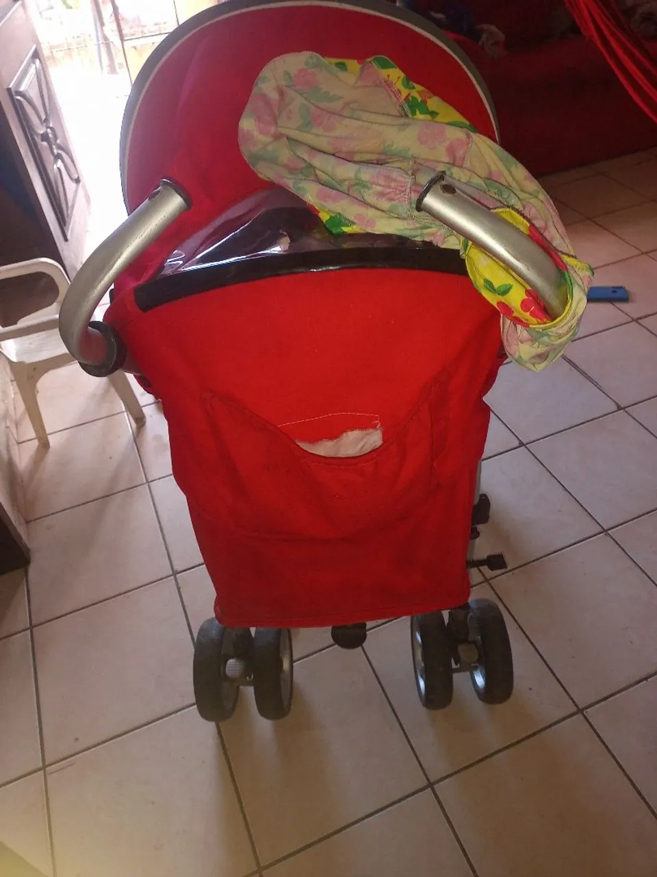 Carrinho de bebê vermelho chicco