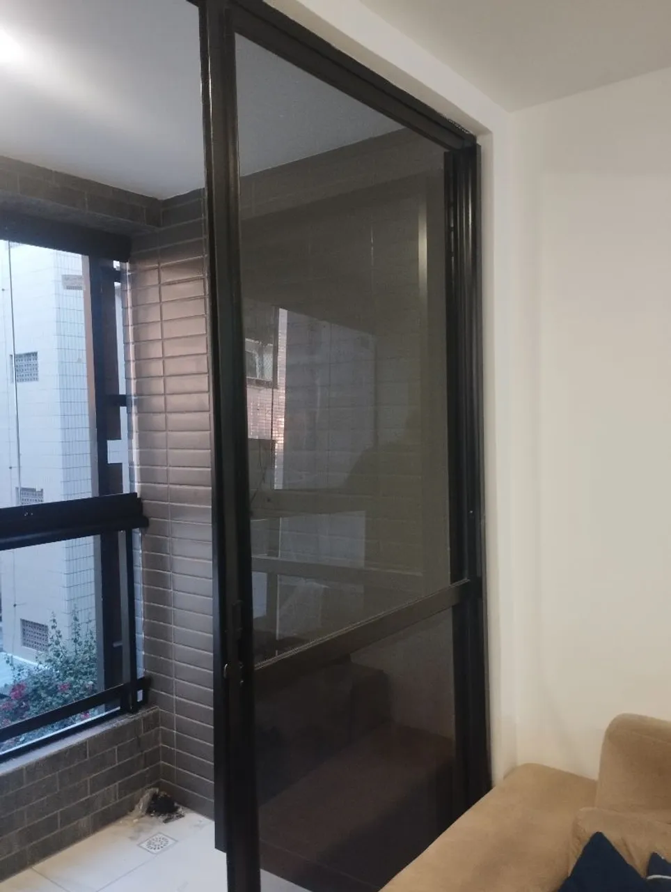 Porta de vidro temperado com moldura de alumínio