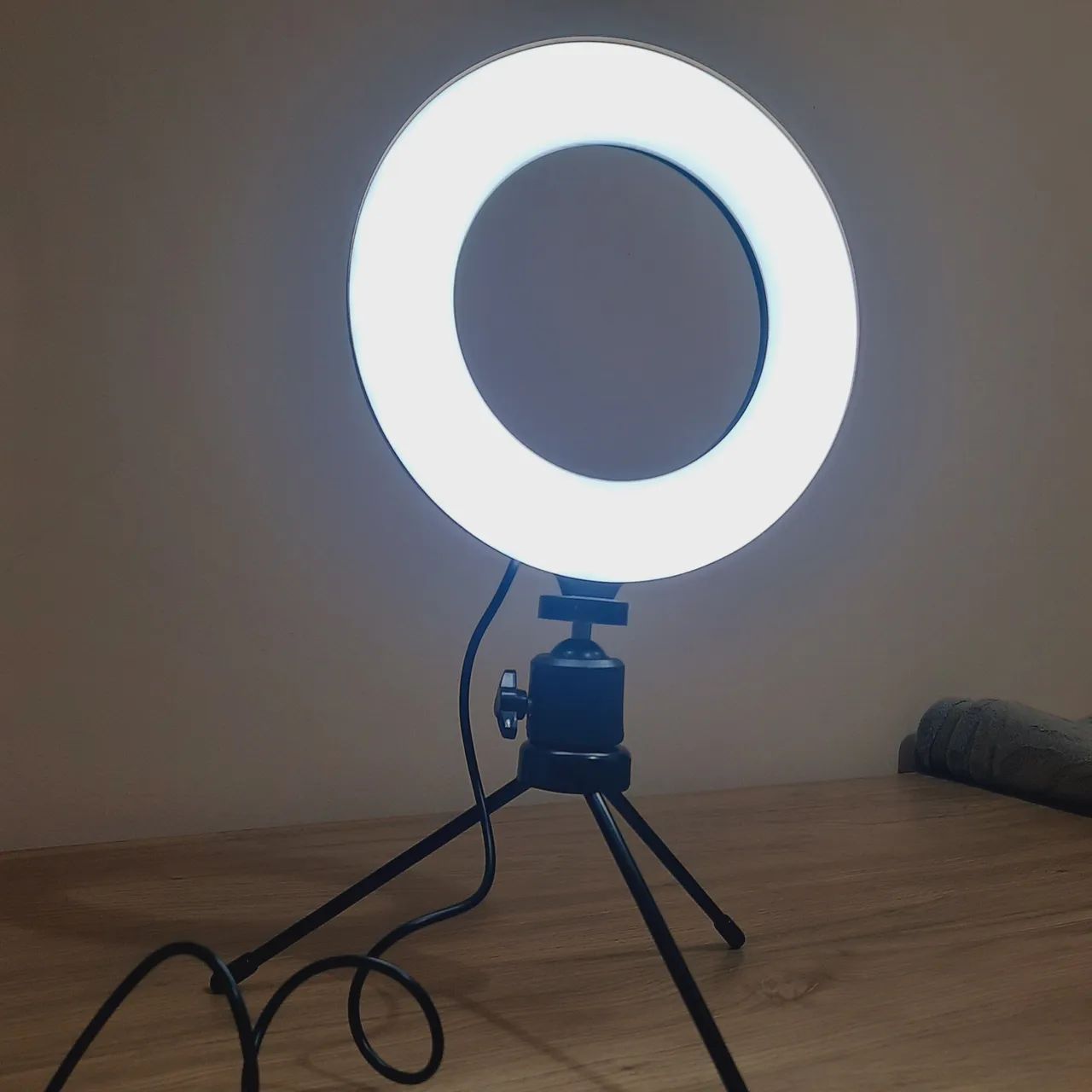 RING LIGHT PEQUENO COM 3 TONS DE LUZ.