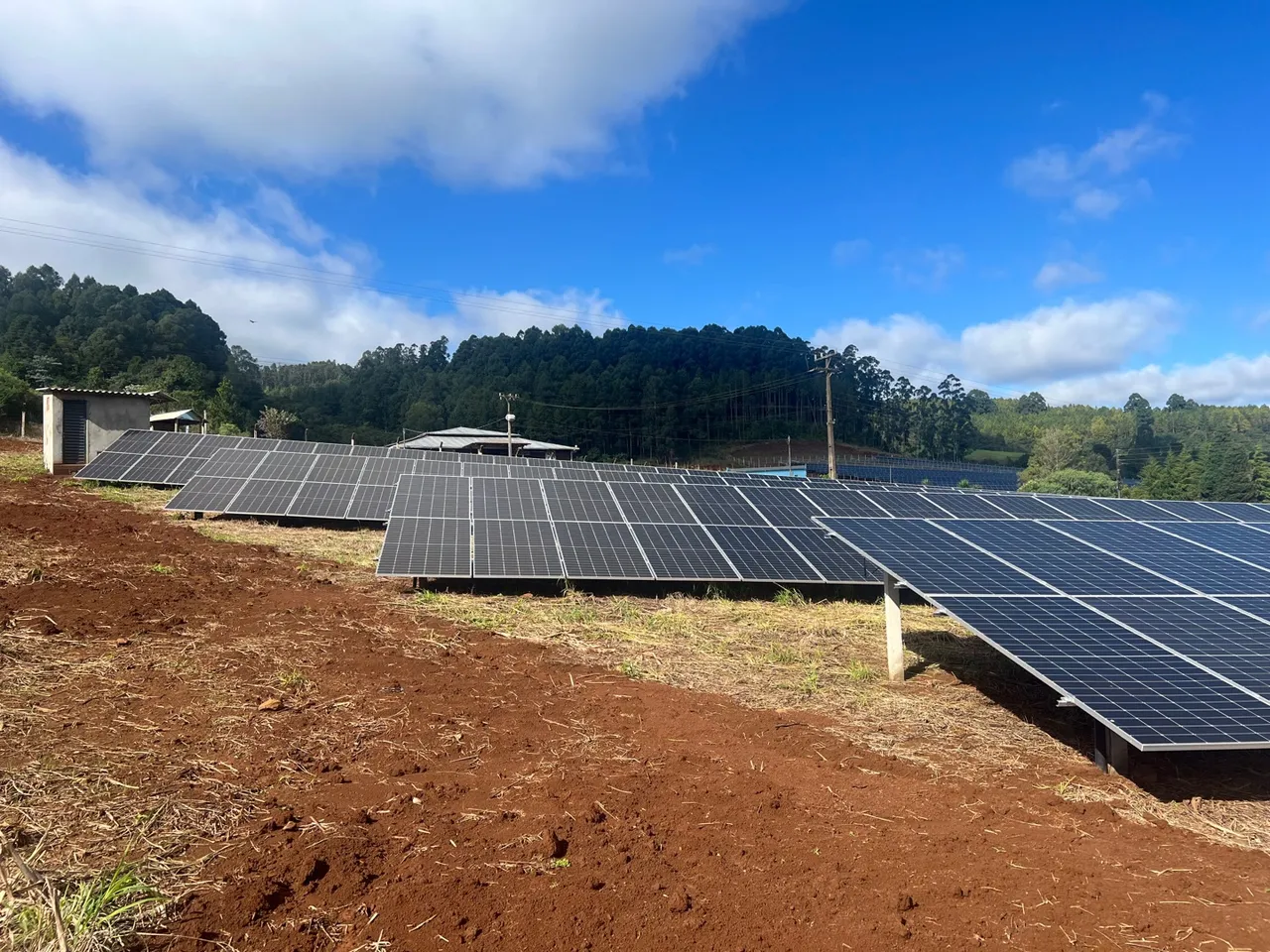 Usina solar montada, gerando e recebendo mensalmente