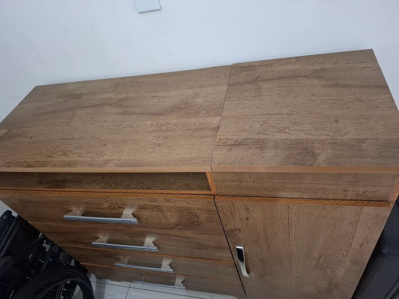 Cômoda novíssima com 4 gavetas e 1 armário 