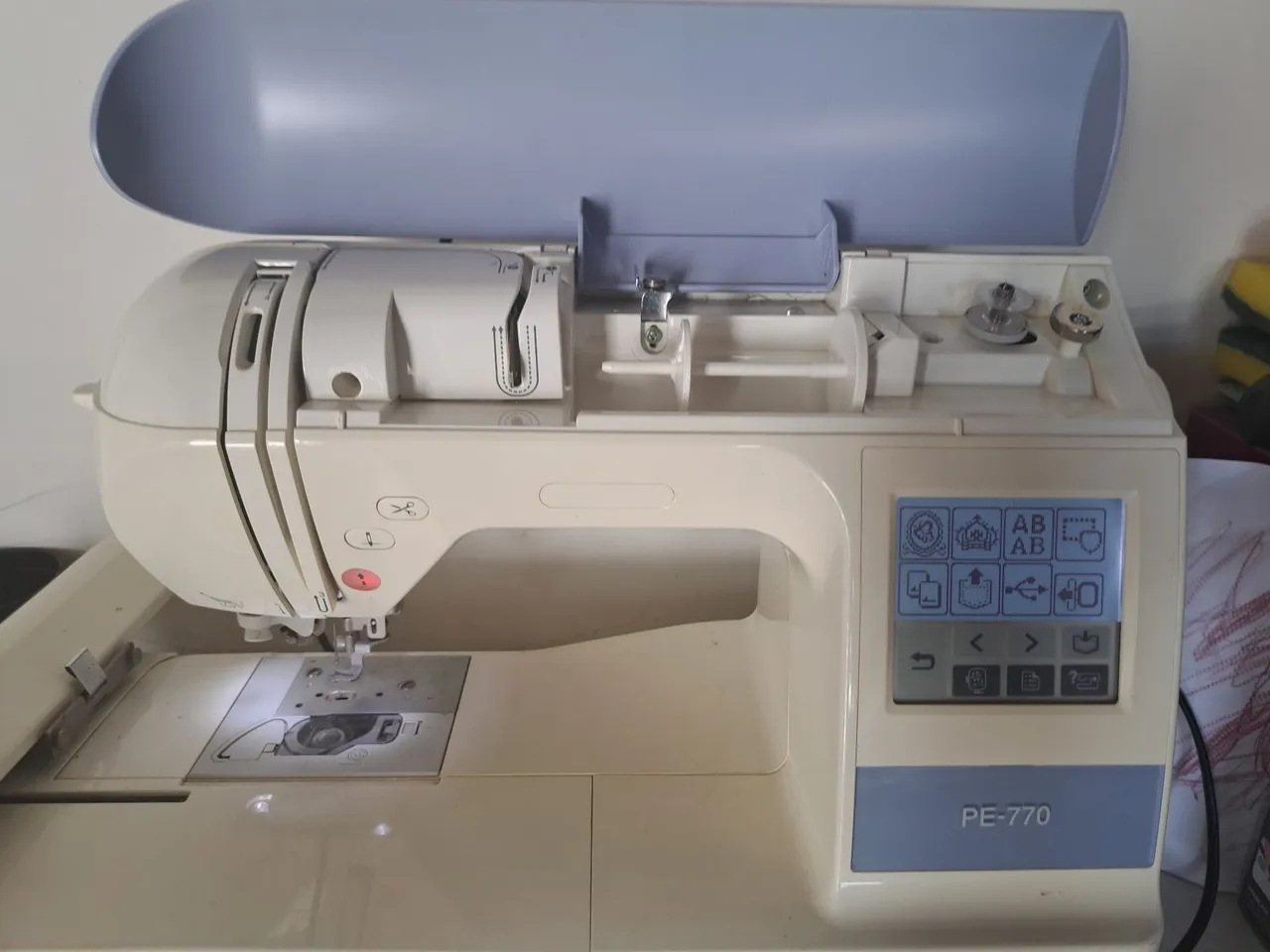 Máquina de Costura e Bordado Brother PE-770
