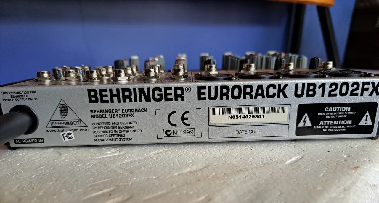 Mesa de Som Behringer Eurorack UB1202FX