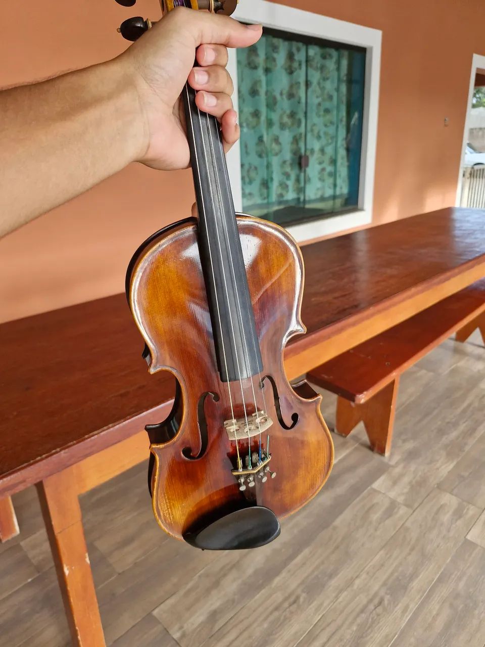 Violino harmonizado com som suave e brilhante