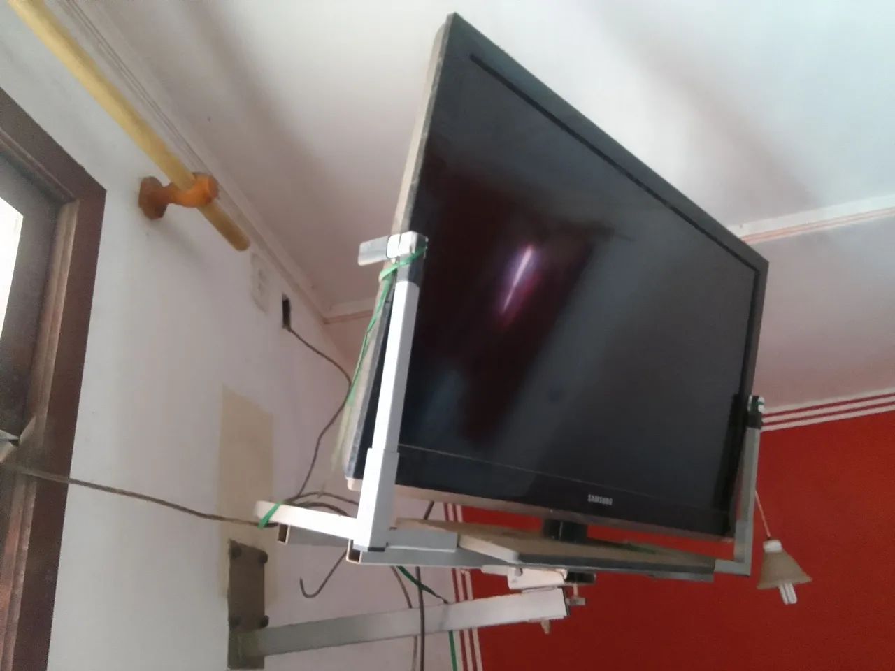Televisão grande COM PROBLEMA. NÃO ESTÁ LIGANDO.
