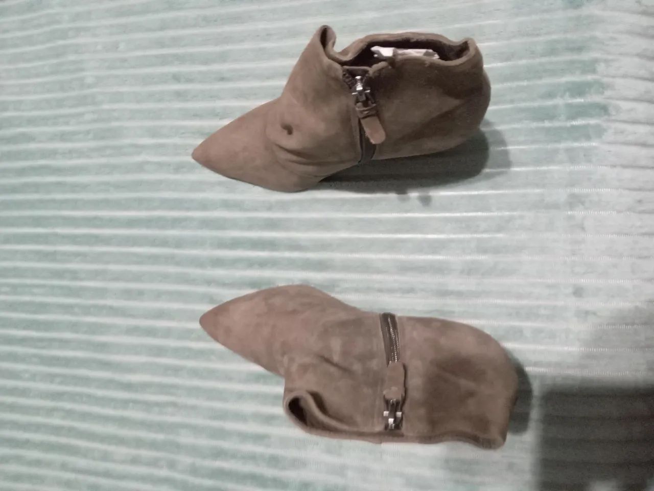 Botas de cano curto em camurça marrom, LEIA O ANÚNCIO  - Foto 3