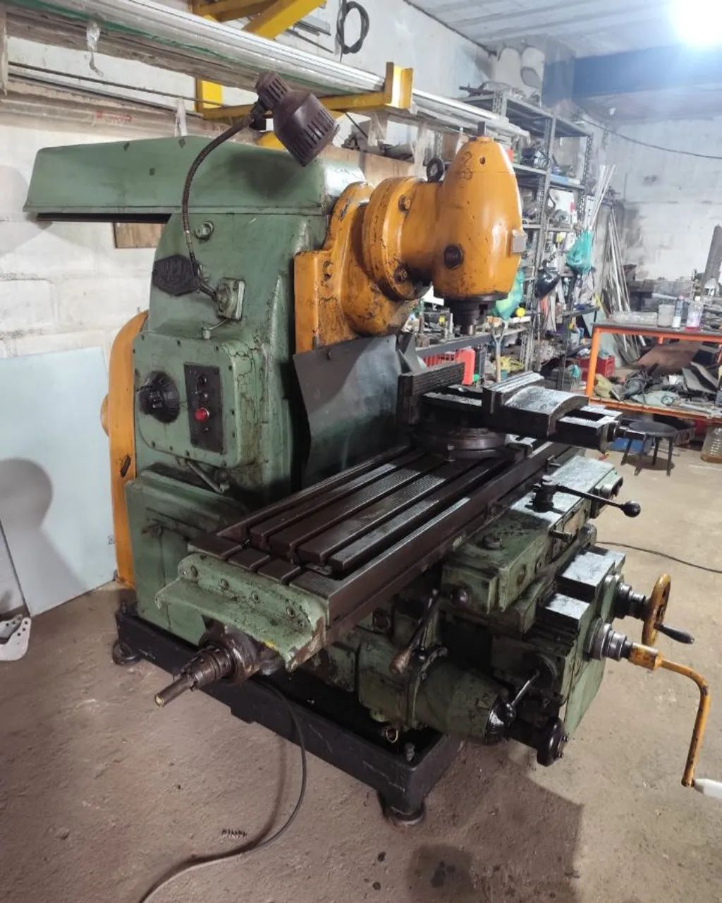 Fresadora Industrial Robusta e Funcional