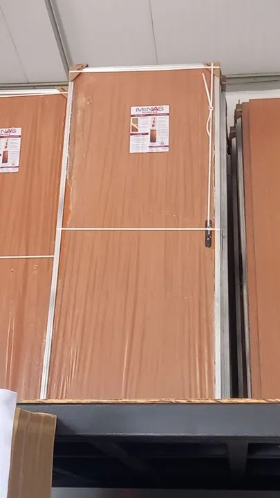 Porta de madeira completa. Com marco em alumínio e fechadura. 