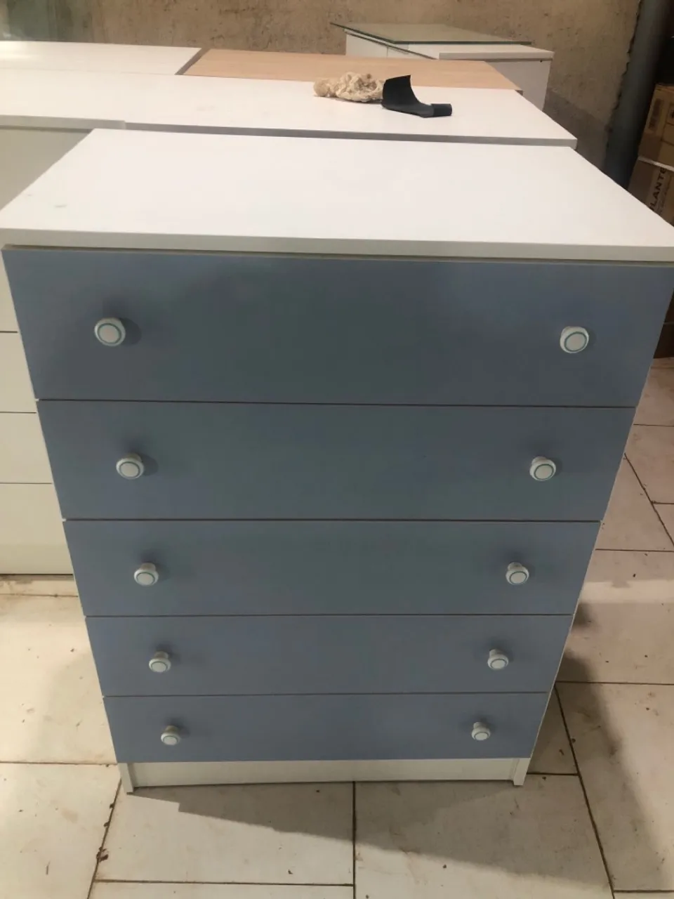 Cômoda 5 gavetas azul com branco