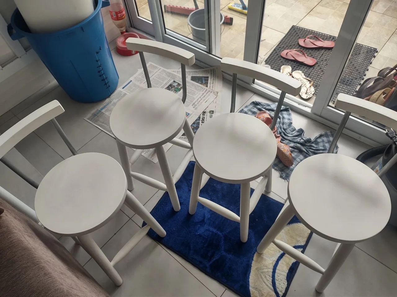 Mesa com quatro cadeiras 64352682297859124