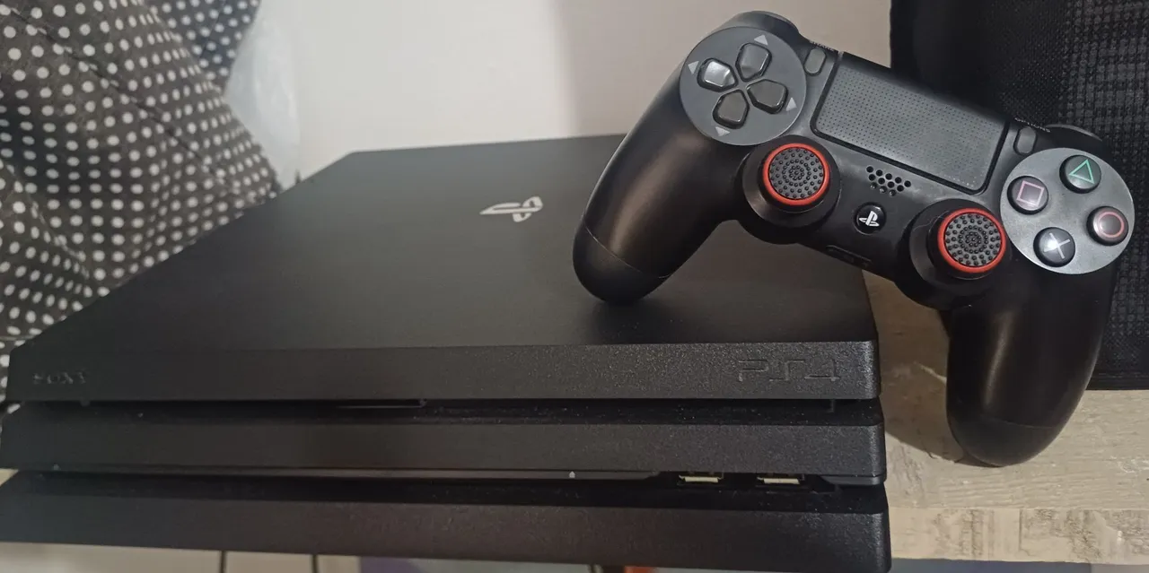 PS4 Pro com jogo Lua para desb