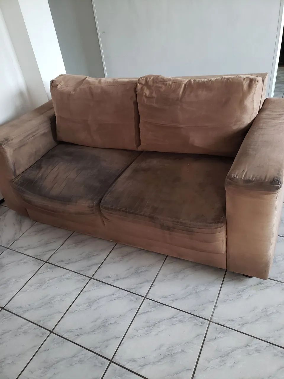 Sofá 2 lugares em tecido bege