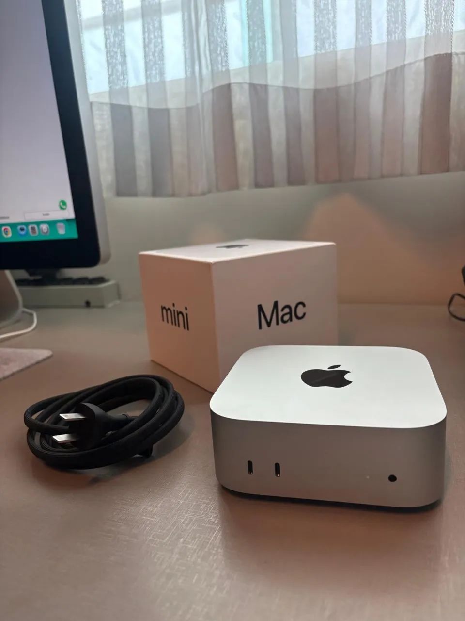 Mac Mini com Apple M4 chip. 16 GB de memória e 256 GB SSD