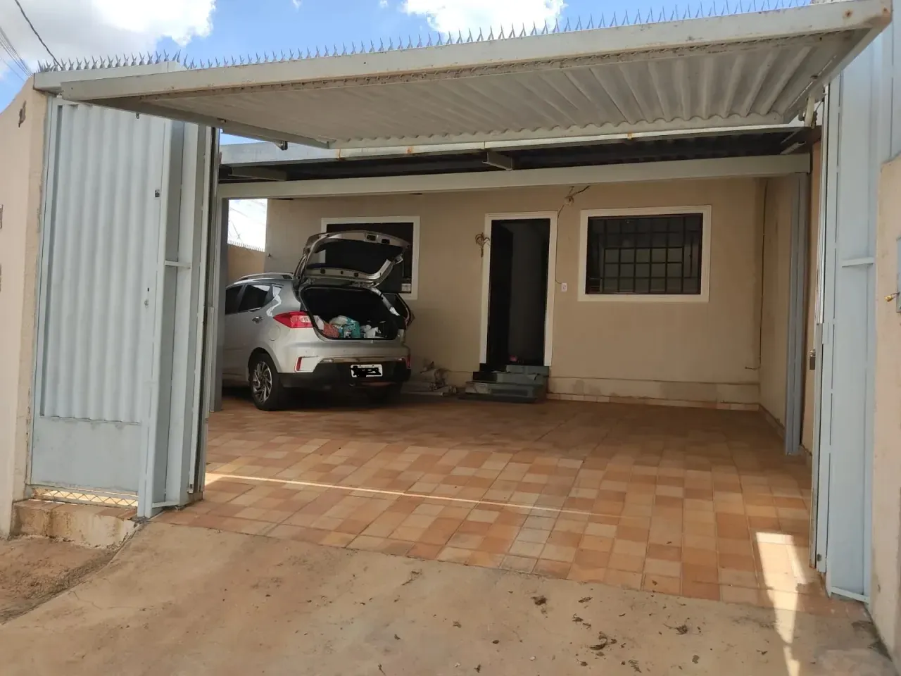 OPORTUNIDADE ÚNICA! Linda casa na Sucupira! 3Quartos c/suíte! 200M²! Localização 100%!