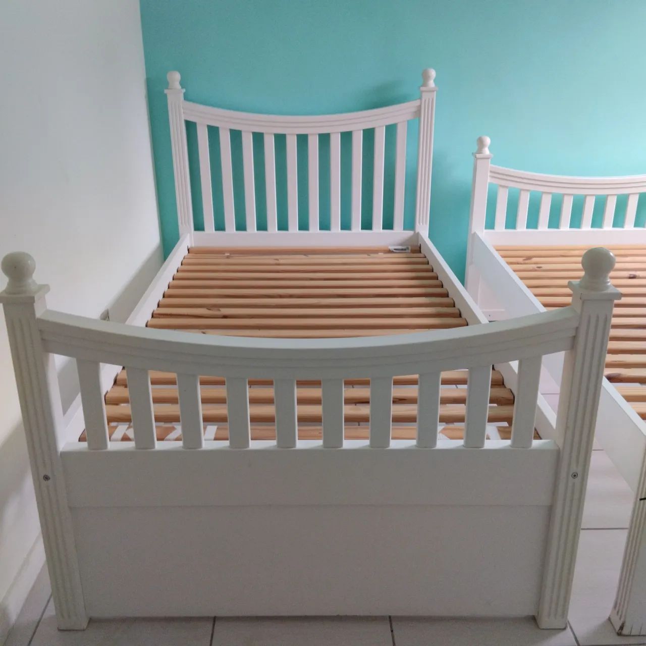 Cama infantil de madeira branca