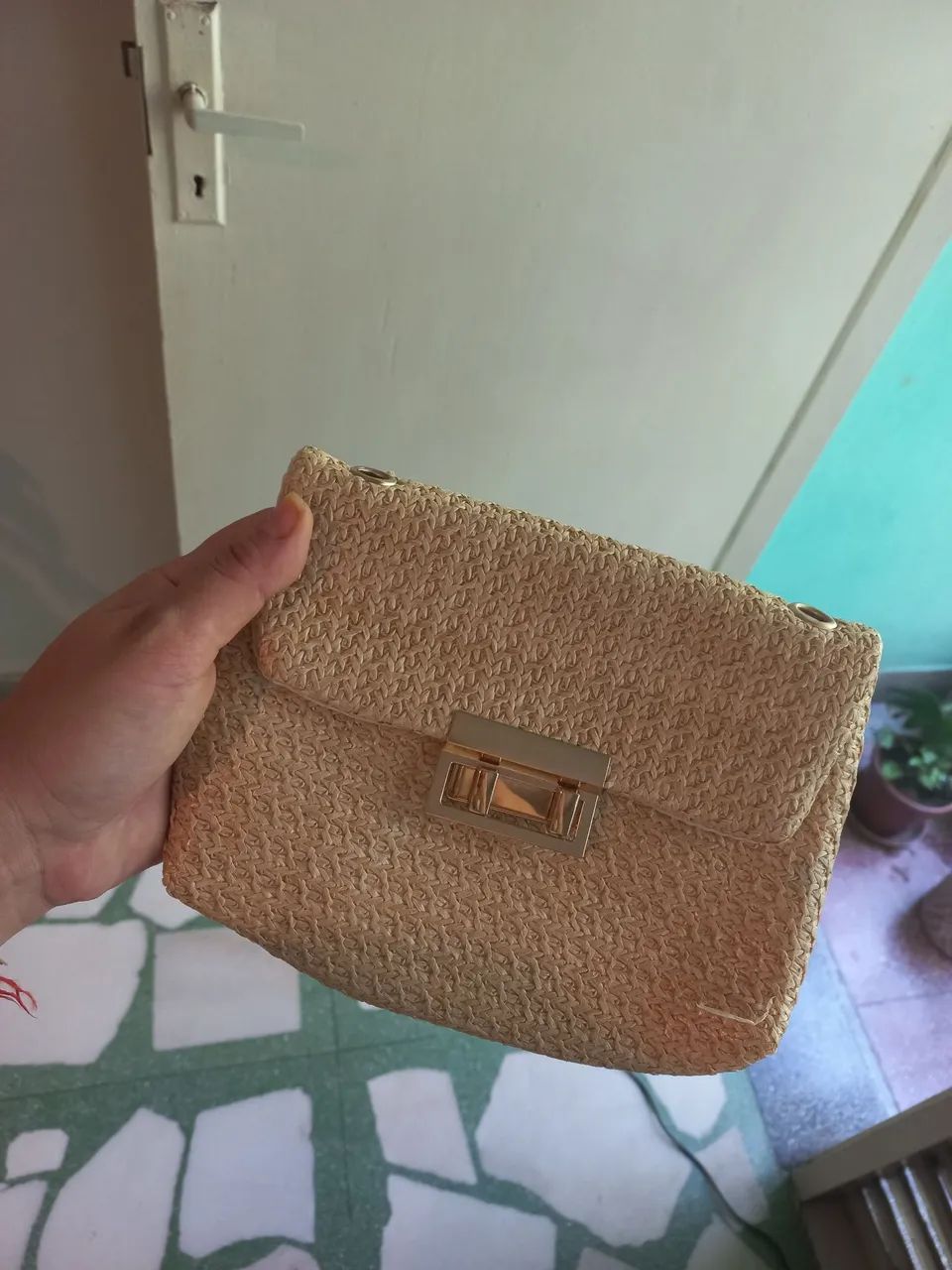 Bolsa de Ombro Palha com Detalhes Dourados - Foto 3