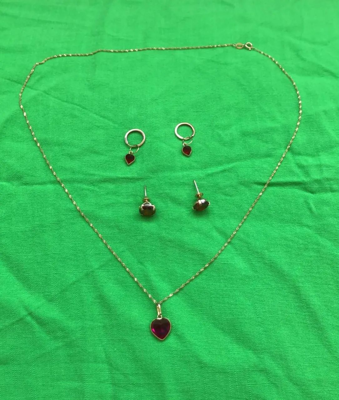 Conjunto de Colar e Brincos com Pedra Vermelha