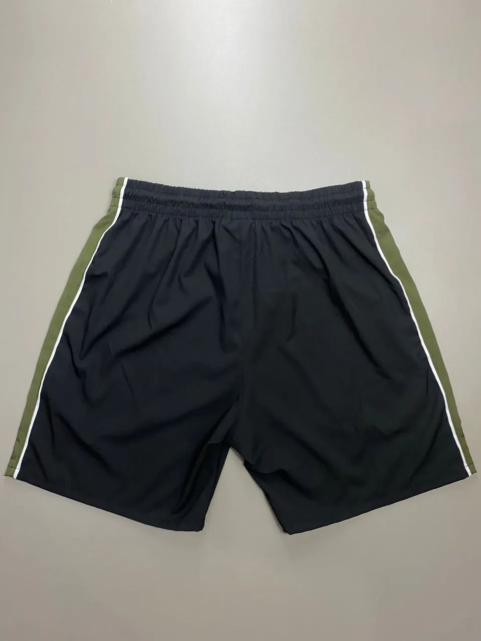 Bermuda Tactel Preta/Verde  - Foto 2