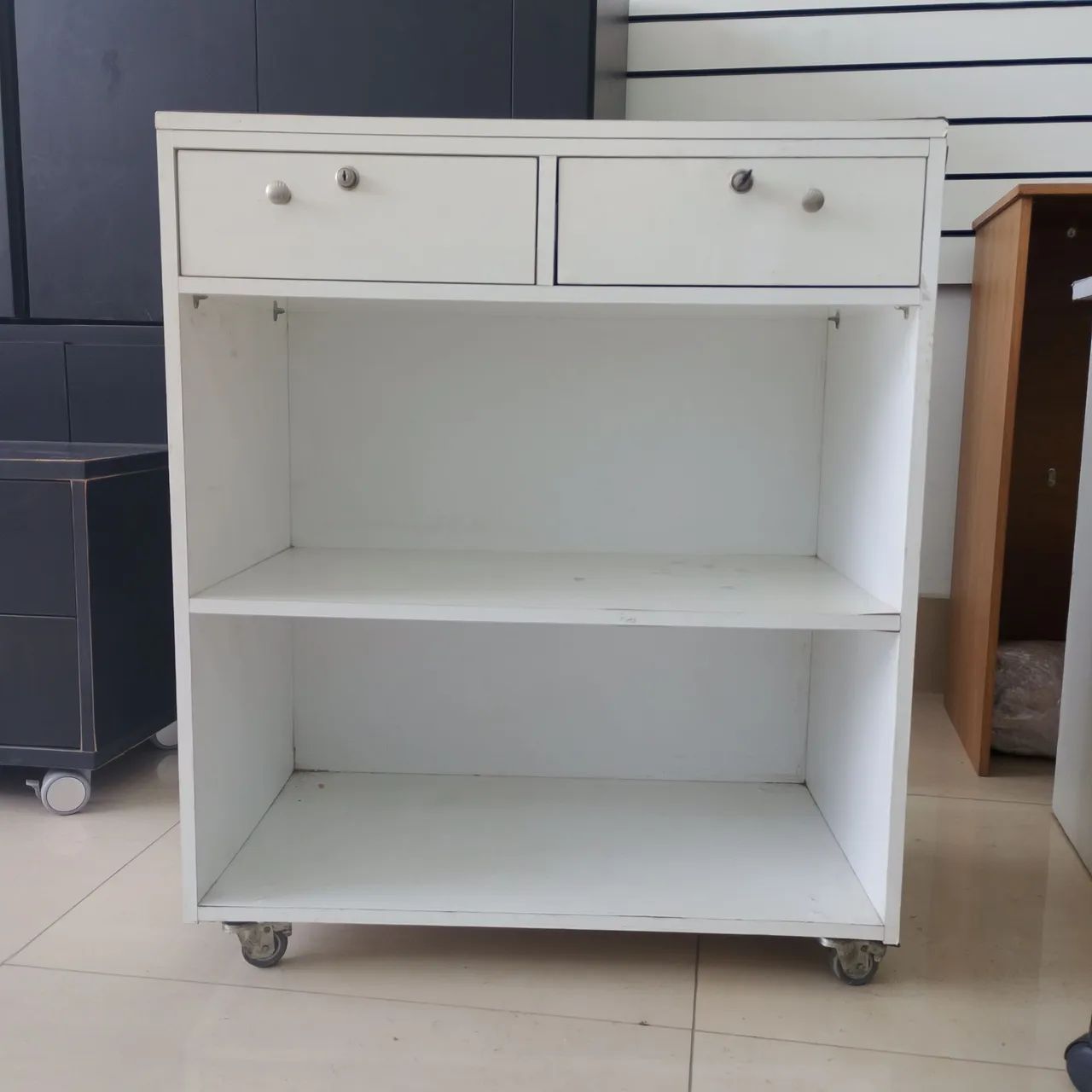 Mesa Auxiliar Multiuso Branca com 2 Gavetas, Prateleiras e Rodinhas - Foto 3