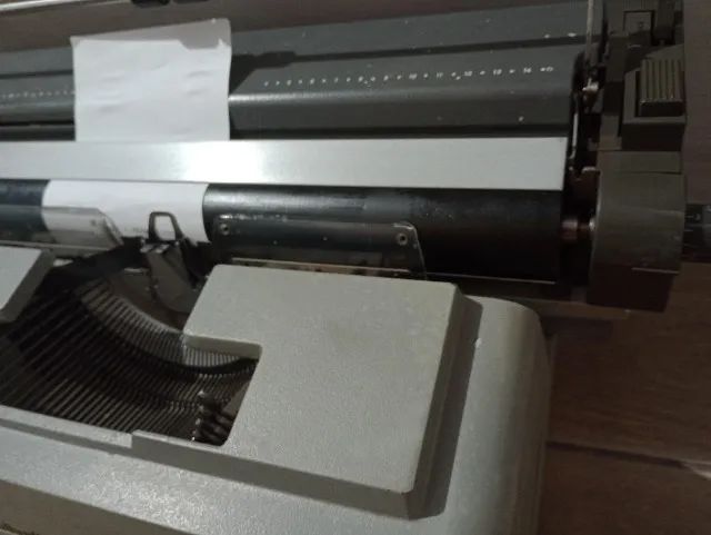 Máquina de escrever Olivetti Línea 9865579483812611121