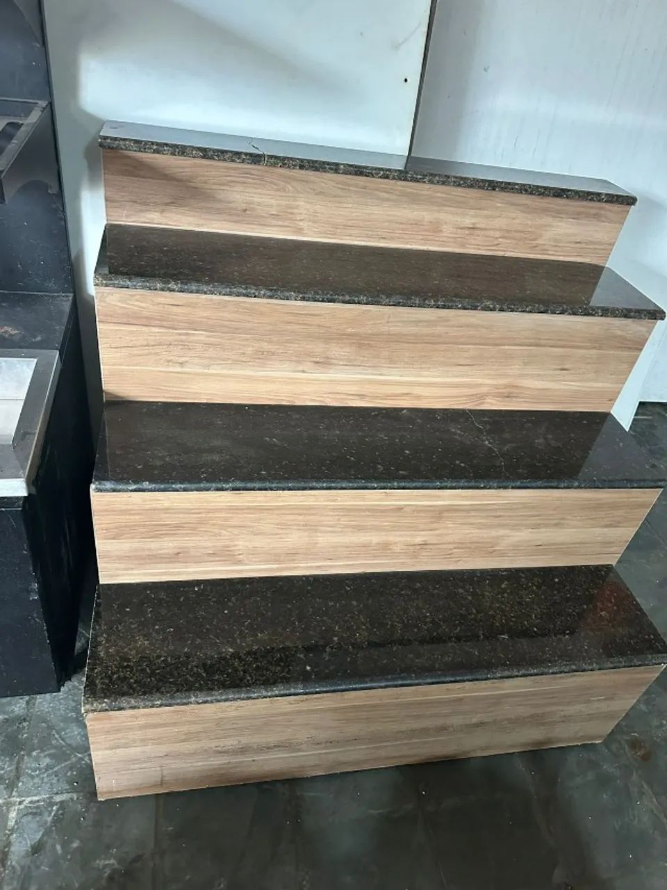 Expositor Escada Gourmet em  MDF e Granito - Foto 2