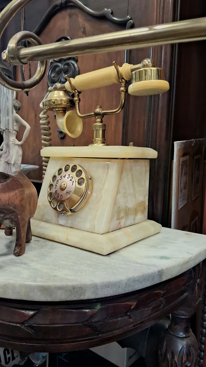 telefone vintage da marca Teleart, caracterizado pela base em mármore ou ônix  - Foto 6