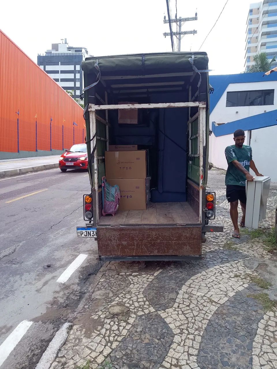 Faço carreto e pequenas mudanças. 
