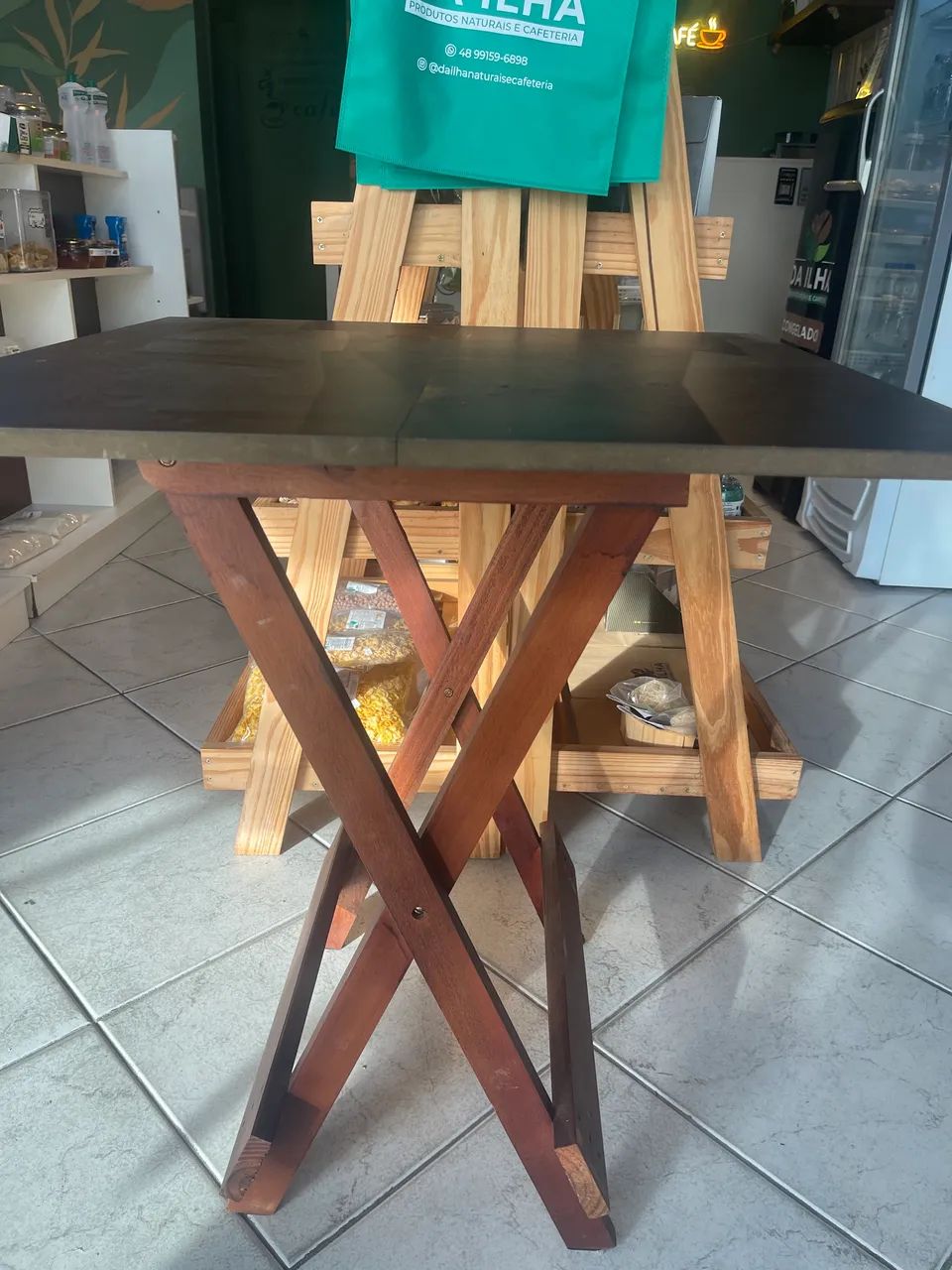 Mesa de madeira com 4 cadeiras estofadas - Foto 2