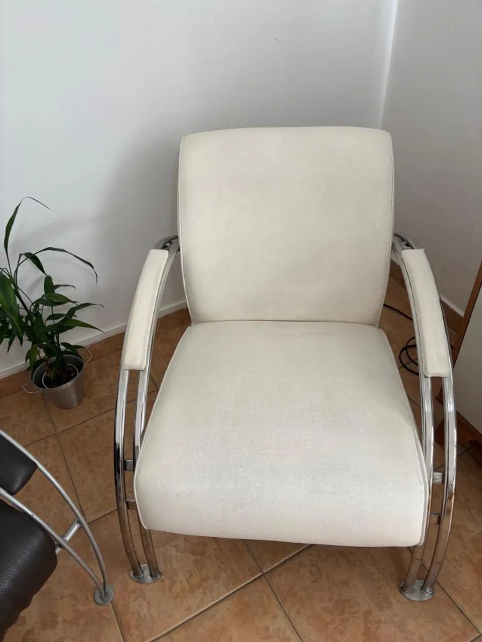 2 poltronas brancas com pés de alumínio - Foto 3