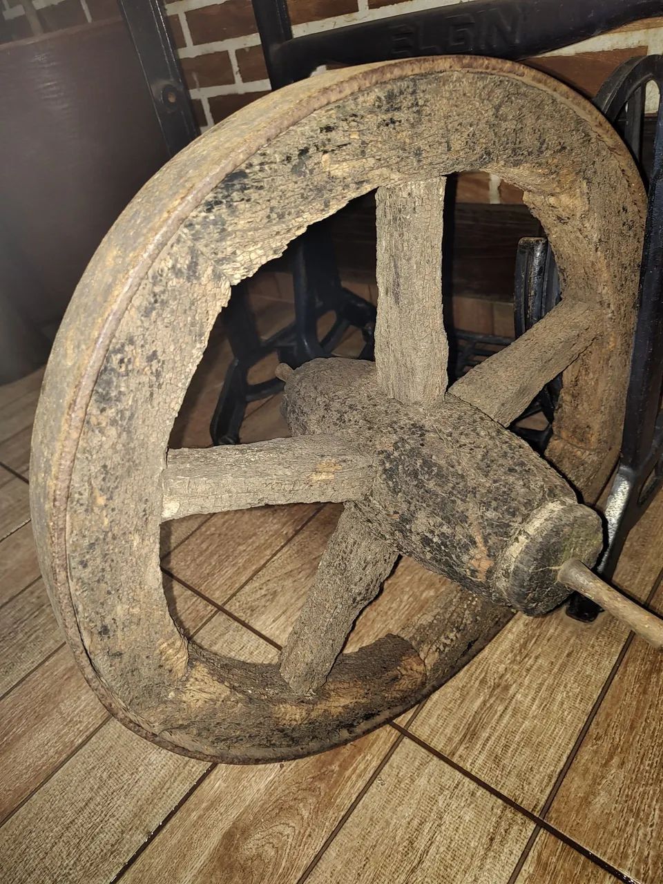 Roda madeira antiga - Foto 2
