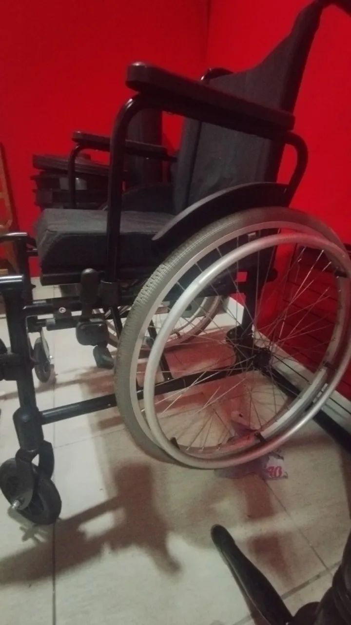Cadeira de rodas com almofada - Foto 3