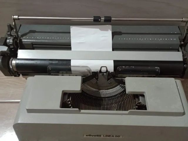 Máquina de escrever Olivetti Línea 9865579483812611122