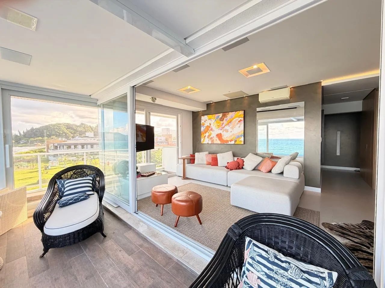 Apartamento com 03 dormitórios e piscina privativa de frente para o mar - Foto 5