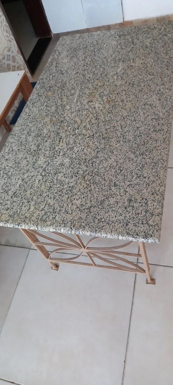 Mesa de Ferro com Tampo de Granito (0,60m x 1,10m) - Excelente Estado - Foto 3