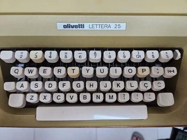 Máquina de escrever Olivetti Lettera 25 com capa original - Foto 2
