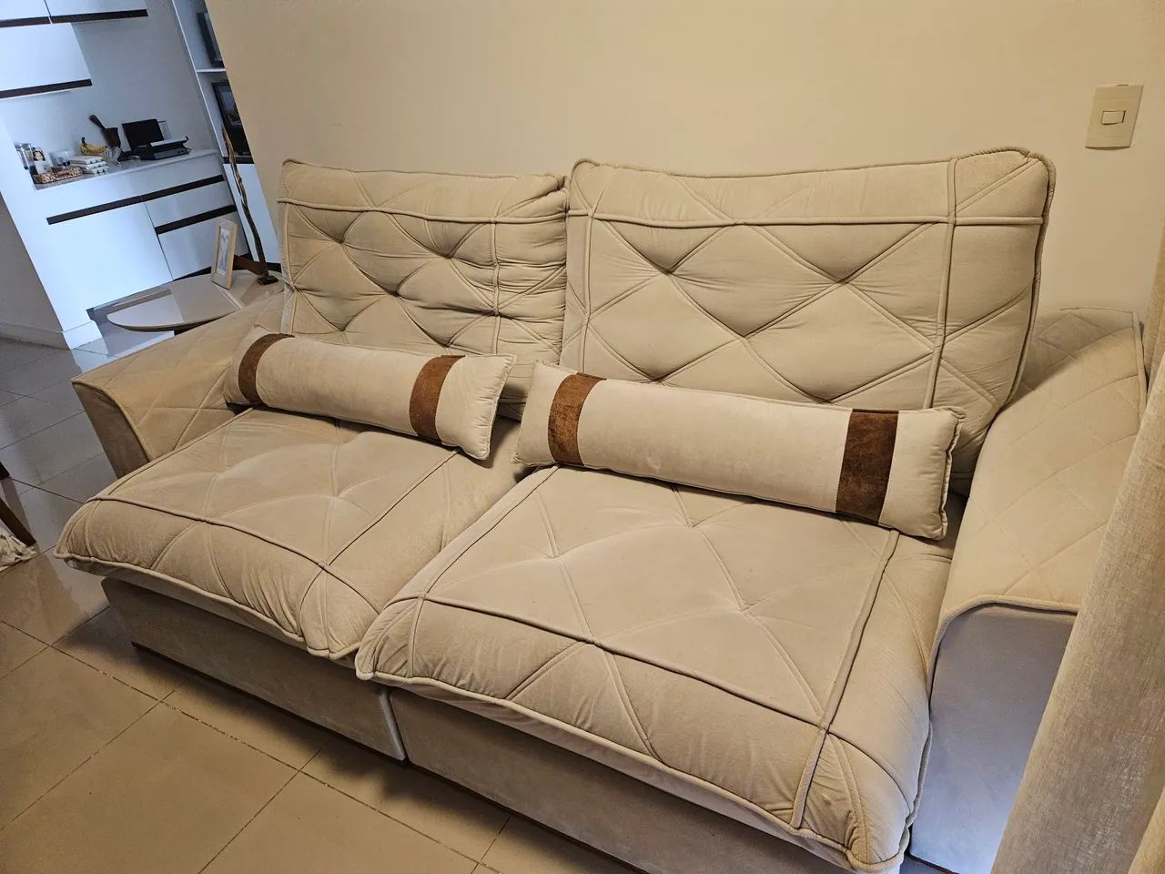 Sofá molas ensacadas 4 lugares retratil e reclinável. 250cm tecido veludo cor marfim - Foto 2