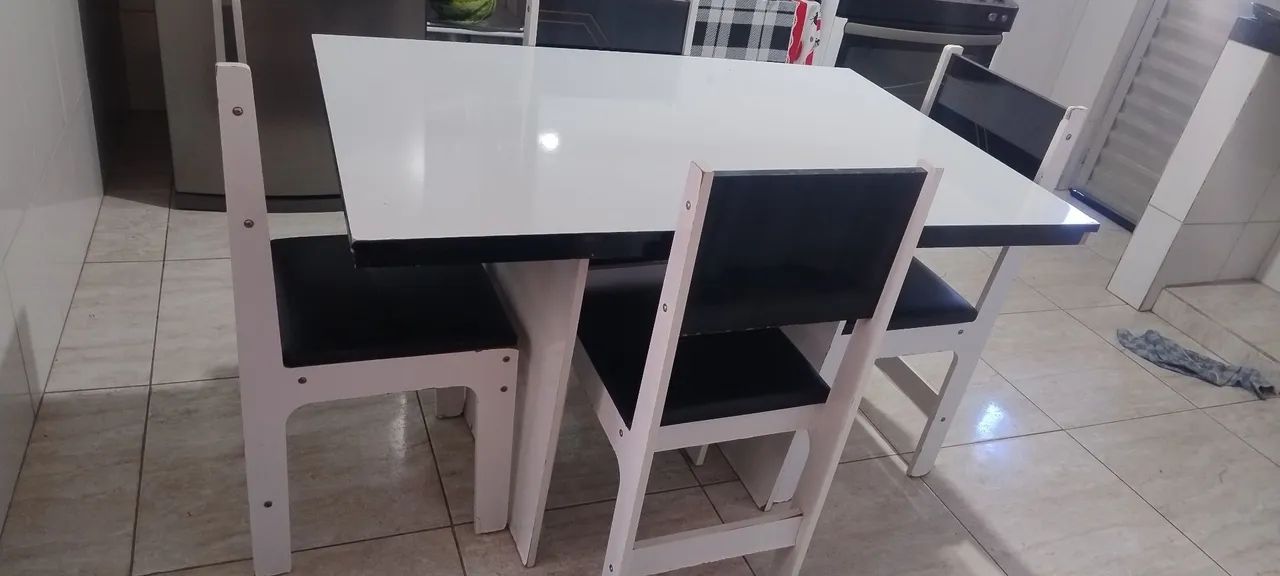 Mesa com 4 cadeiras 