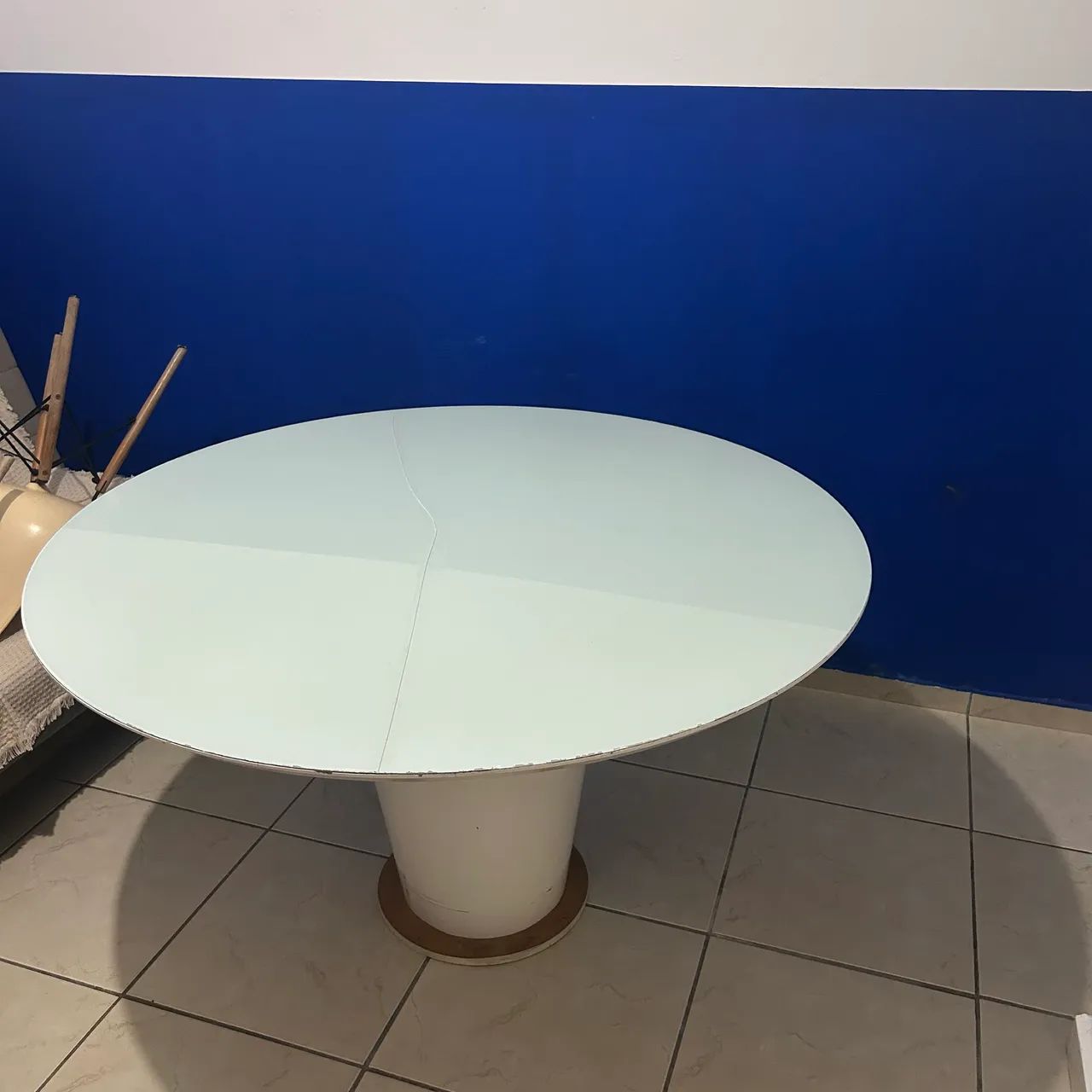 Mesa redonda de madeira com tampão de vidro