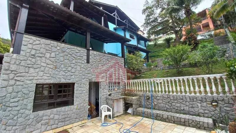 Casa em Condomínio : Triplex / Residencial / Badu