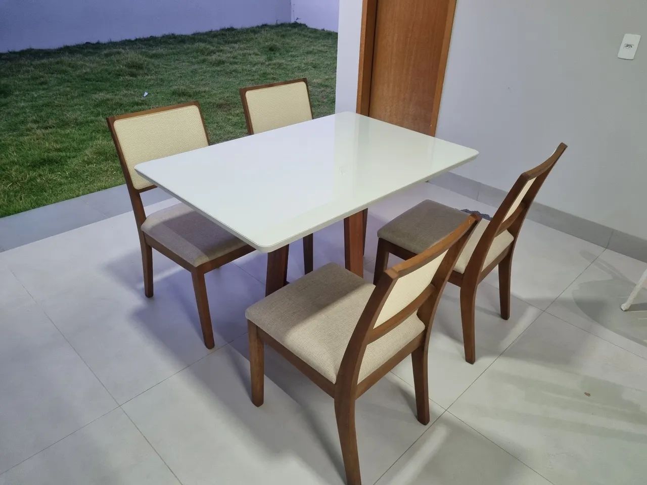 Conjunto Mesa maciça com 4 cadeiras e 3 banquetas em madeira maciça  - Foto 2