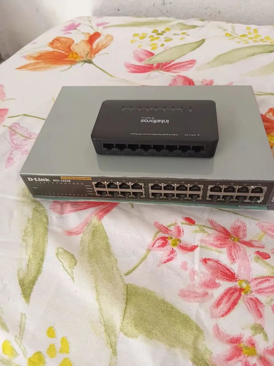 Switch 24 portas Dlink e switch 8 portas Intelbras os dois