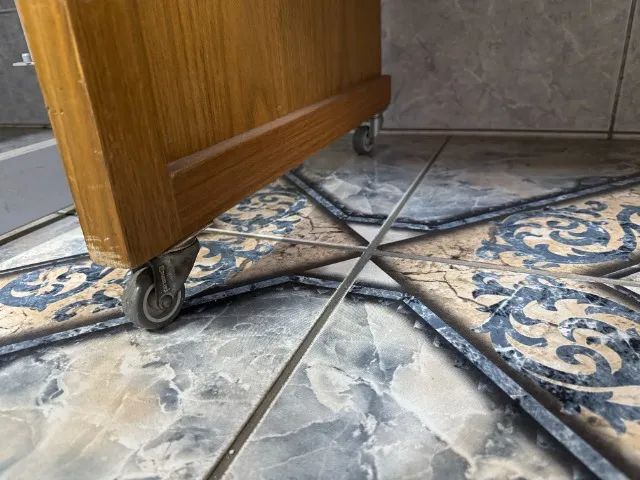 Mesa de costura de madeira com Rodinhas 2 gavetas e 1 compartimento maior  - Foto 3