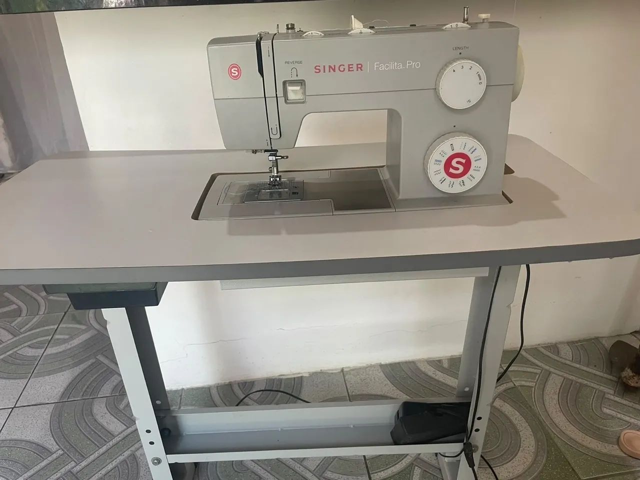 Máquina de costura + mesa 